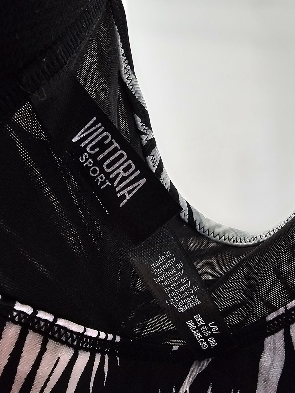 Victoria Sport Tropical Floral Sports Bra
Size Large - Picture 3 of 6